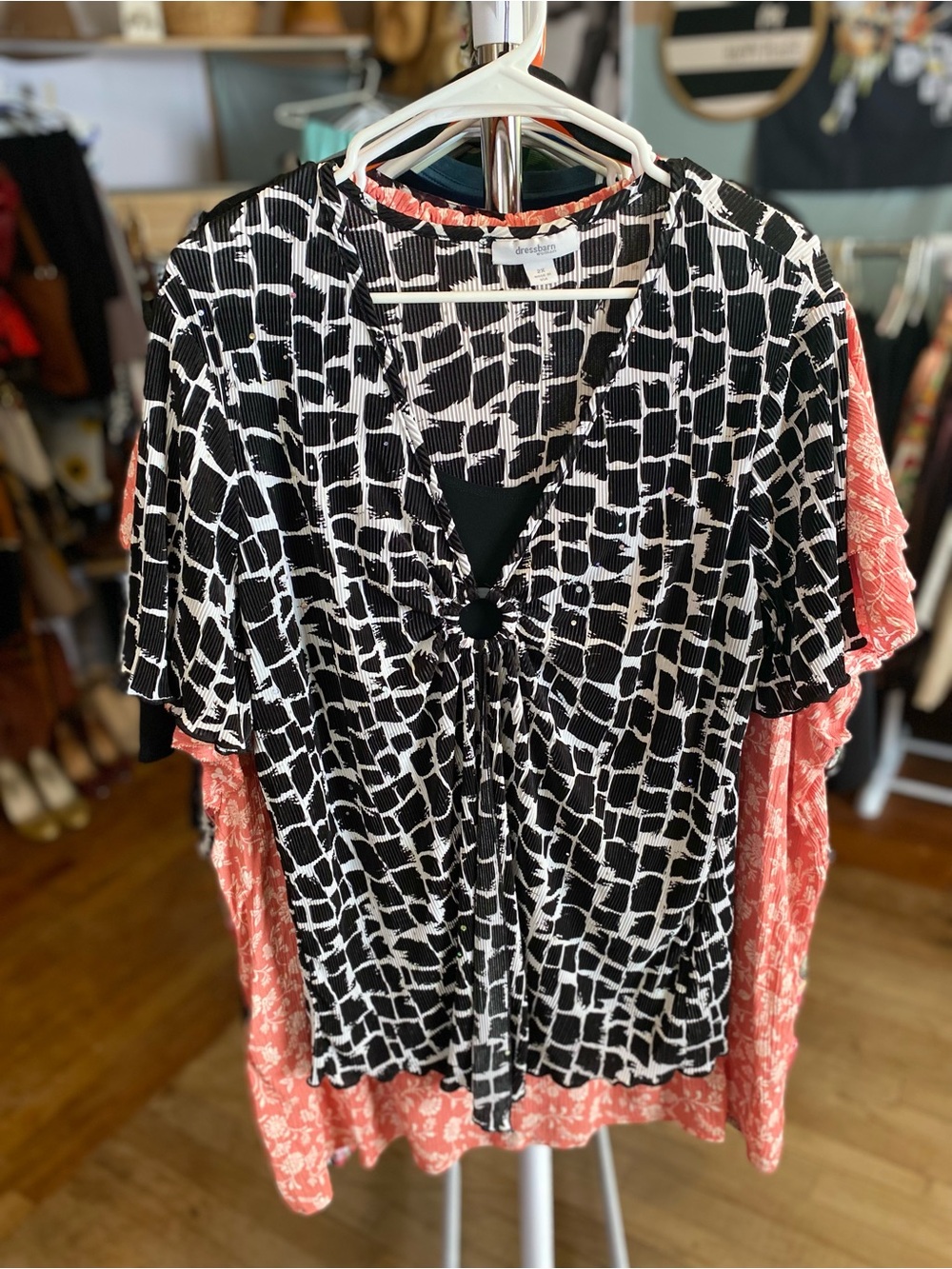 dressbarn Black & White Abstract Blouse - Picture 6 of 7